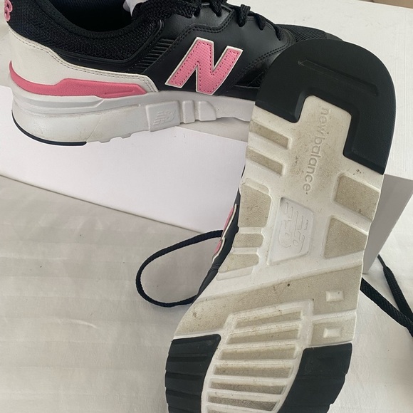 New Balance 997H sneakers in a women’s size 9 US (EU 40.5, UK 7). - Picture 12 of 16